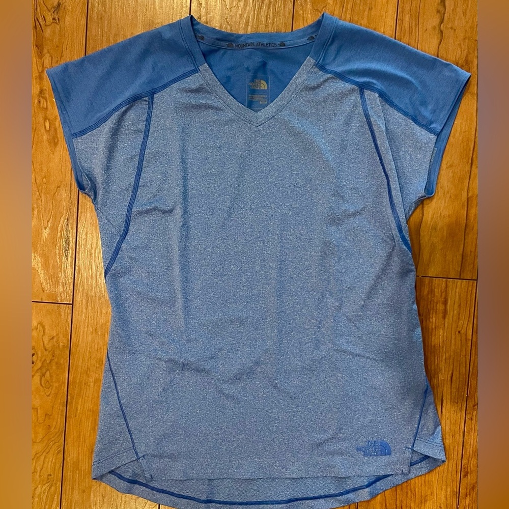 THE NORTH FACE Blue Outdoor
Mountain T Shirt V Neck Size
Women's Medium